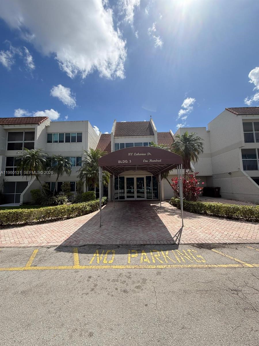 Nice 2bed and 2bath apt in a great area.You can rent the first year.It includes parking and full access to a clubhouse with fantastic amenities: tennis court,gym,swimming pool, bowling area and kids play area.
