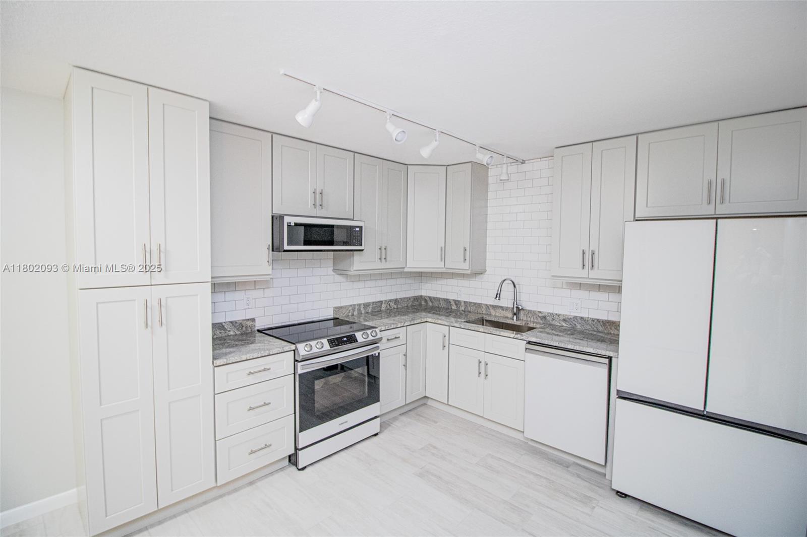 GLENWOOD TWNHS - Residential Lease