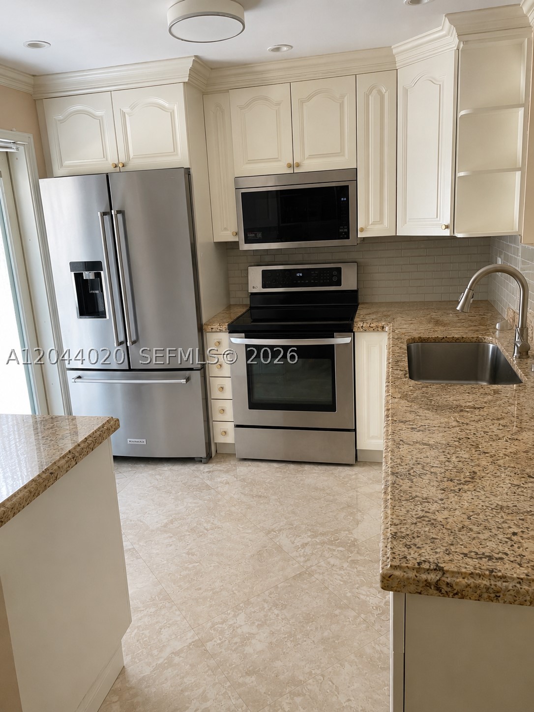 Spacious & bright unit, 1 bed 1 bath. Beautiful courtyard view from large enclosed balcony that can be another small room, for an office, etc. Meadowbrook offers peaceful living in a great area, with lush tropical landscaping throughout the large courtyards with a clubhouse and a great pool. PRIME UNIT IN BUILDING!! FANTASTIC VALUE! ALL AGES & RENT IMMEDIATELY!