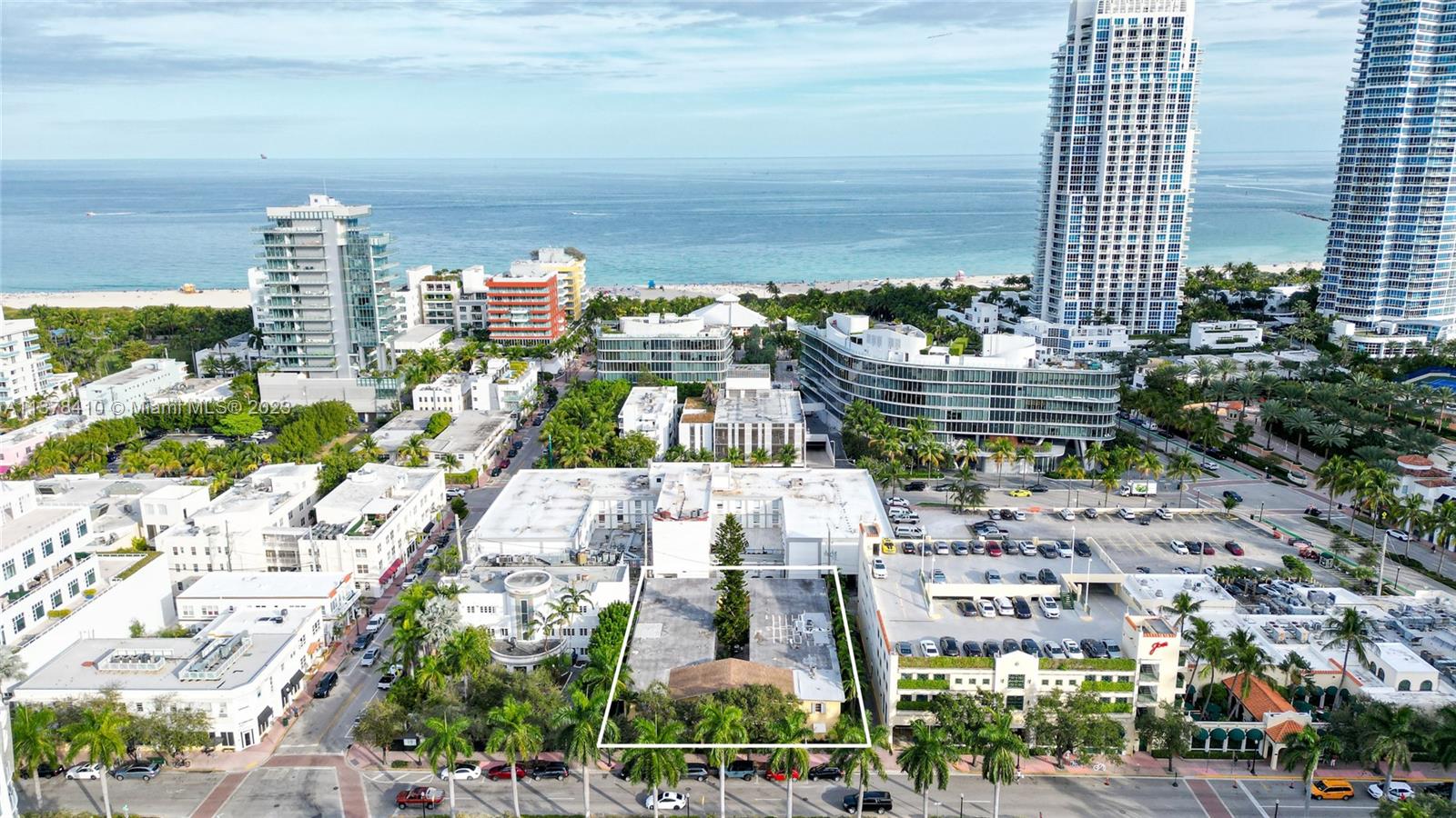 INVESTMENT OPPORTUNITY - Multi-Unit Purchase Possible. First & Washington/South of 5th), 5 Min walk to the Beach, 1 Bed, 1 Bath, 625 s/f (2nd floor) + Assigned Parking. The building has two floors, twenty-six units and zoned for Short Term Rentals (enormous potential). 

Unit features Brand new floors, Central AC, Ceiling fans, Crown moldings, Large windowed bathroom, Granite kitchen with bar top seating, Gas stove, Washer/Dryer in unit, and Large 2 door refrigerator w/ice maker. LOW Monthly HOA. Just a hop, skip and jump  to the beach, Southpointe Park and exclusive restaurants such as Joe's, Milos, Smith & Wollensky as well as Le Jardin Boucherie to open in 2023!