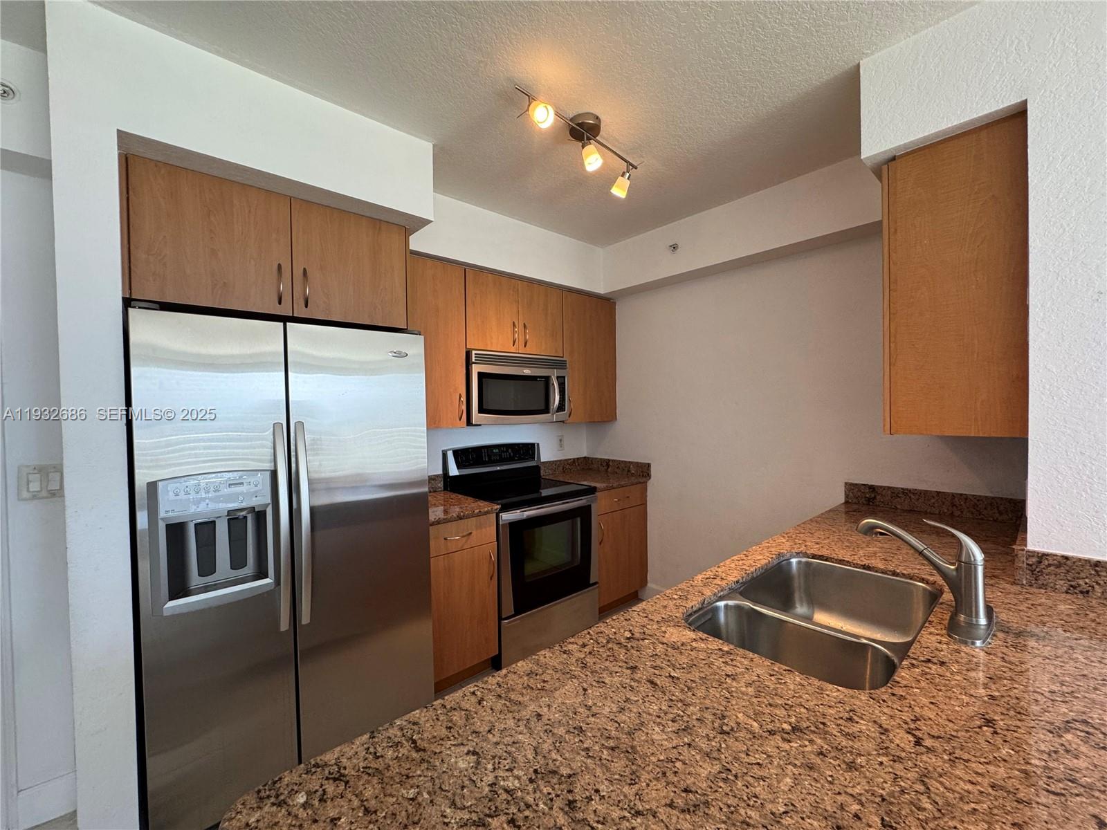 Beautiful park & city views from this 1/1 at Radius Condominium. Carpet floors, open kitchen with granite countertops and SS appliances. Walk in closet, bathroom has a shower and bathtub separately. Includes washer and dryer. Modern building with plenty of amenities: theater, gym, jacuzzi, library with pool table, business center, rooftop party room and swimming pool with 360 views to the city and ocean. Great location in Hollywood downtown, in front of Young Circle Park, walking distance from Publix, shops & restaurants and 5 min drive from the beach. Rented until July 2026. Great place as investment, primary home or second home​​‌​​​​‌​‌​​​‌‌​​​‌‌‌​​‌​​‌‌​​​​ vacation.
