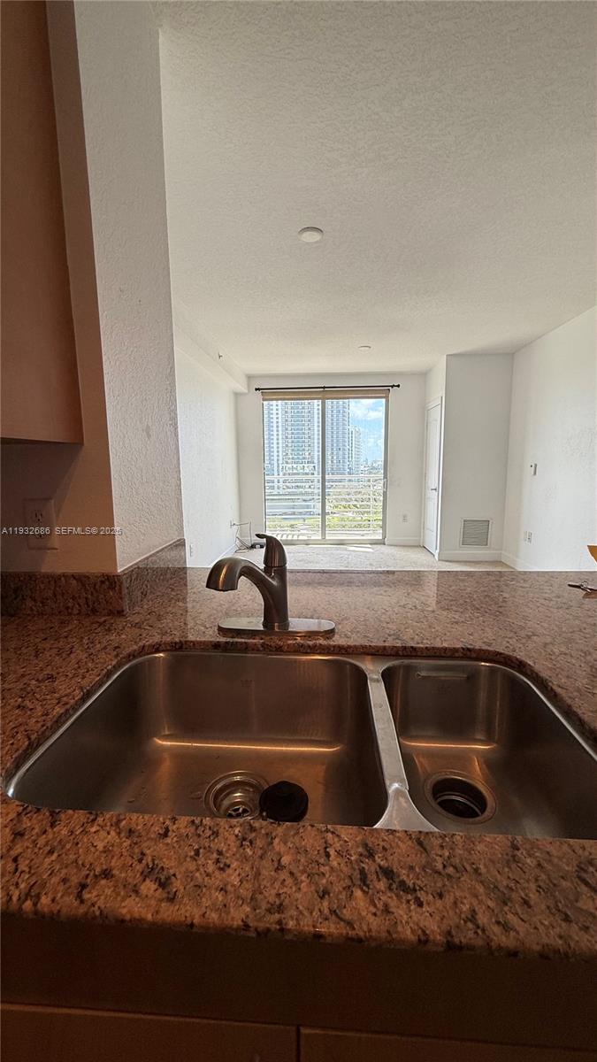 RADIUS CONDO - Residential