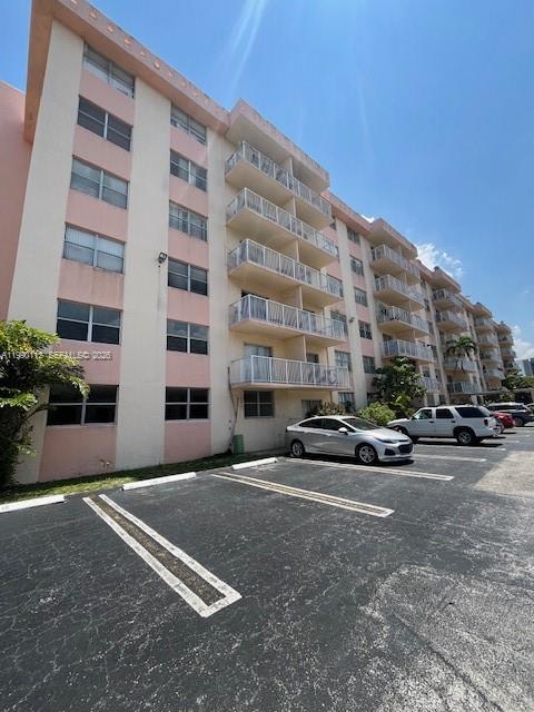Beautiful One bedroom one bath unit with garden views. Prime location, close to Shopes, restaurants, Aventura Mall and Beaches. The Unit is tenant occupied at $1,550 monthly with mature date 8/24. Don't miss this mint opportunity, great for investors.