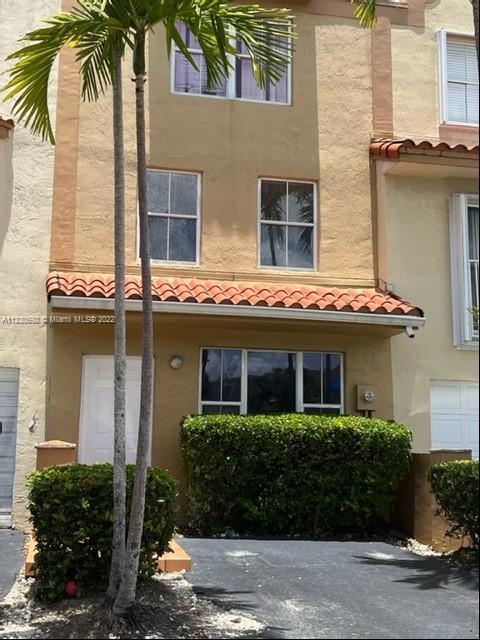Beautiful renovated two story and spacious 2/2.5 town house located in Riviera at Coral Lakes. Stainless Steel Appliances and washer and dryer. The community has an amazing pool and racquetball courts. Low association maintenance and private patio. Close to Miami International Mall, Miami Airport and major high ways.