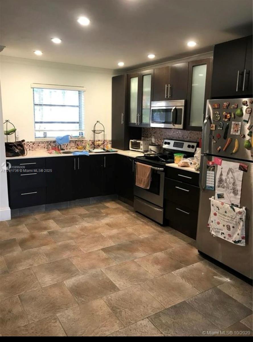 WATERFRONT TOWNHOUSE IN FTHE VILLAGES OF DADELAND. ENJOY THE PARK LIKE SETTING WITH AMENITIES SUCH AS POOLS, TENNIS AND HANDBALL TO MENTION A FEW, THE UNIT HAS BEEN UPDATED AND THE INTERIOR WILL BE FRESHLY PAINTED BEFORE CLOSING.
CURRENTLY THE MANAGER AND CONDO ASSOCIATION ARE WORKING ON THE 40/50 YEAR RECERTIFICATION AND ONLY CASH OFFERS CAND BE ACCEPTED WITHIN THE COMMUNITY.