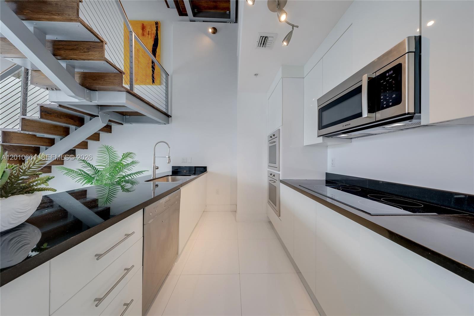 MINT CONDO - Residential