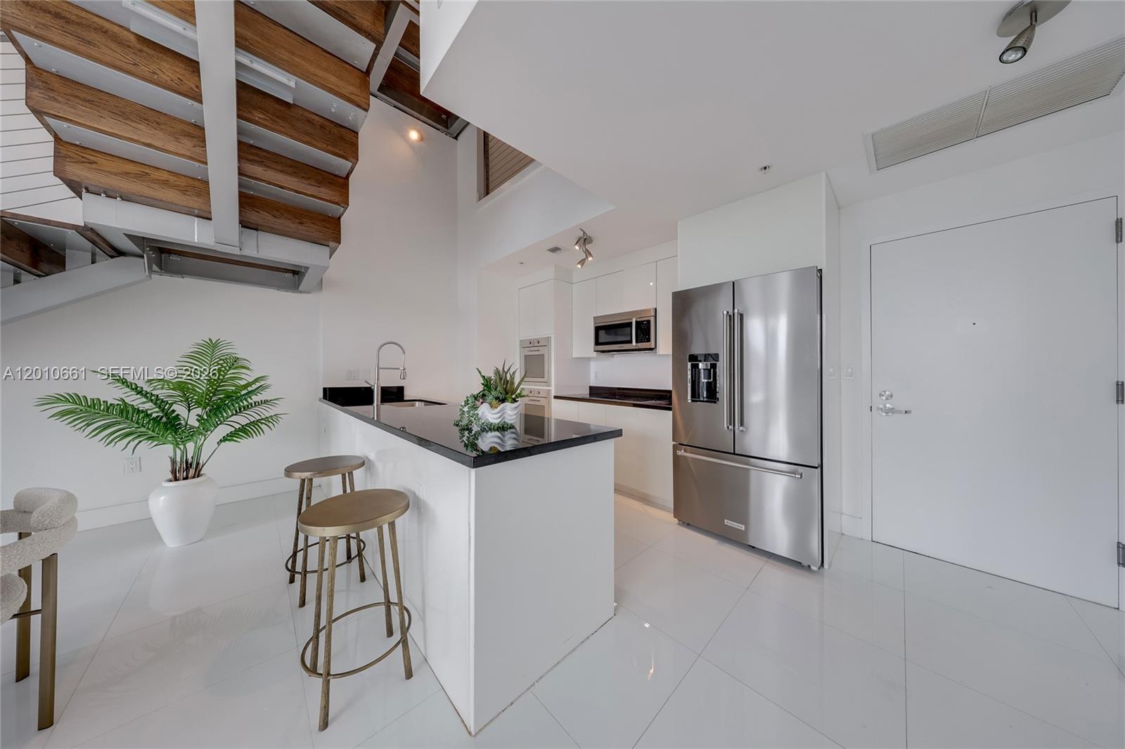MINT CONDO - Residential