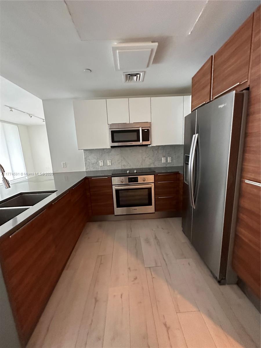 THE CRIMSON CONDO - Residential Lease