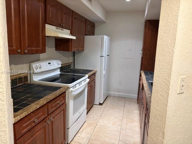 LARGE 2 BEDROOMS/2 BATHROOM CONDO WITH LARGE BALCONY AND NEW PAINT. WASHER & DRYER MACHINES INSIDE THE UNIT. SPLIT BEDROOM PLAN WITH CERAMIC TILES AND LAMINATE FLOORS. GREAT COMMUNITY POOL, GYM RACQUETBALL COURTS, TENNIS, PICNIC GRASS LAKE WITH BENCH AREA.WATER INCLUDED.