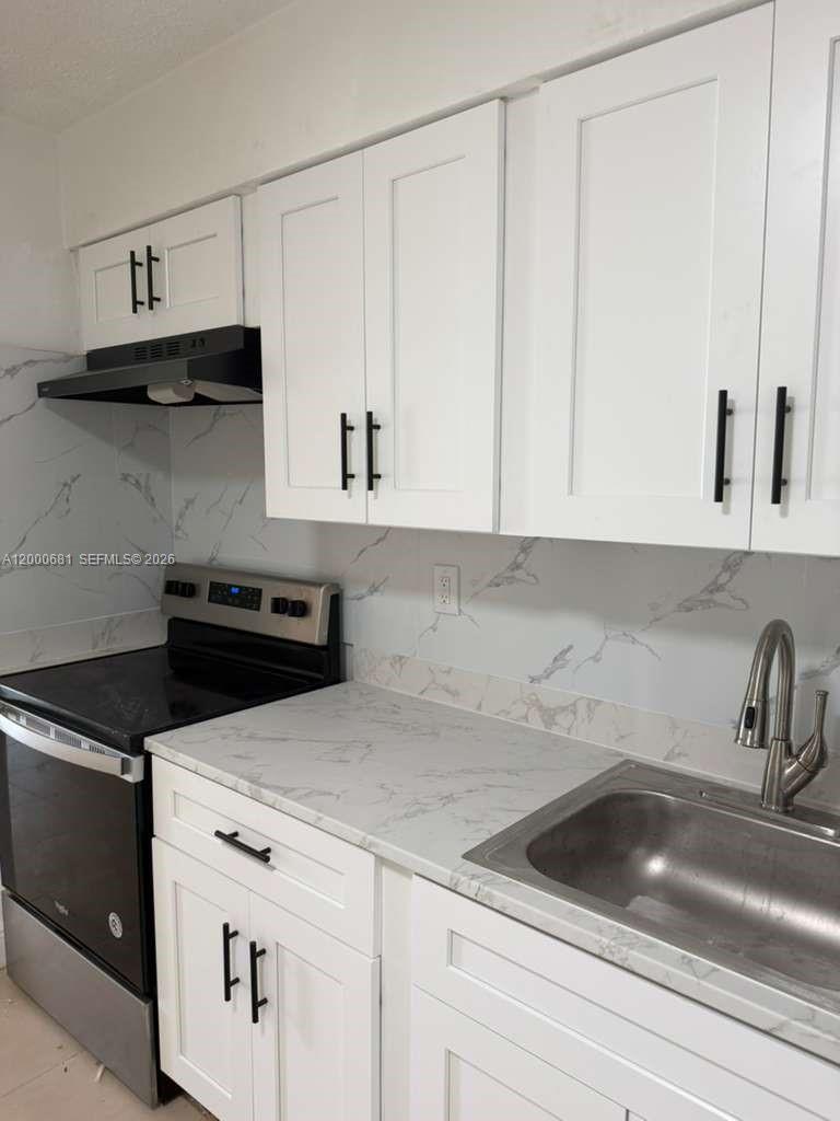 Amazing location in the Ojus area! spacious 2 bedroom 1 bath with closed in yard! New kitchen, entire house freshly painted ready for move in. Fast Approval! Laundry available