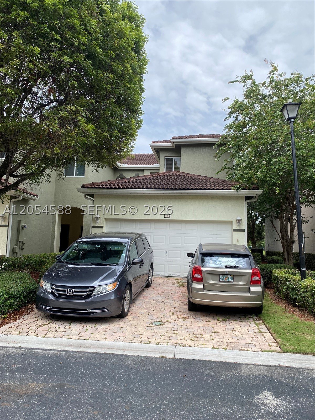 Gorgeous 3 bedrooms and 2,5 bath corner townhouse in the beautiful community of Towngate North at Arbor Park. Property was recently remodeled & painted. Property is facing a beautiful lake and the master bedroom has a balcony facing that lake. Jack & Jill bathroom for the other 2 bedrooms. Close to shopping malls, restaurants, hospitals, schools and more. Basic cable, high speed internet and more included in the association fee. Alarm installation is completely done. Community has a park, pool, tennis courts, and soon access to the golf course. Contact us now for a private showing.