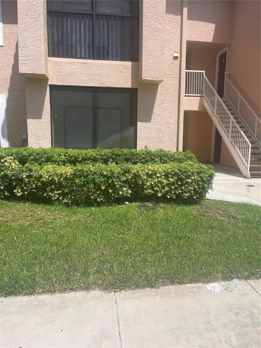 GREAT OPPORTUNITY TO LIVE IN THIS COZY 1 BED/BATH LOCATED IN THE HEART OF THE HAMMOCKS.  FRESHLY PAINTED, SS APPLIANCES, NEW WASHER AND DRYER INSIDE THE UNIT. BALCONY, COMMUNITY POOL, GYM. CLOSE TO GREAT SCHOOLS, SHOPPING MALLS AND MORE.  ACCESS TO THE HAMMOCKS TRACK. THE ASSOCIATION HAS NO RESERVES.

APARTMENT IS CURRENTLY TENANT OCCUPIED. PLEASE DO NOT DISTURB THE TENANT. CALL LISTING AGENT FOR SHOWINGS.