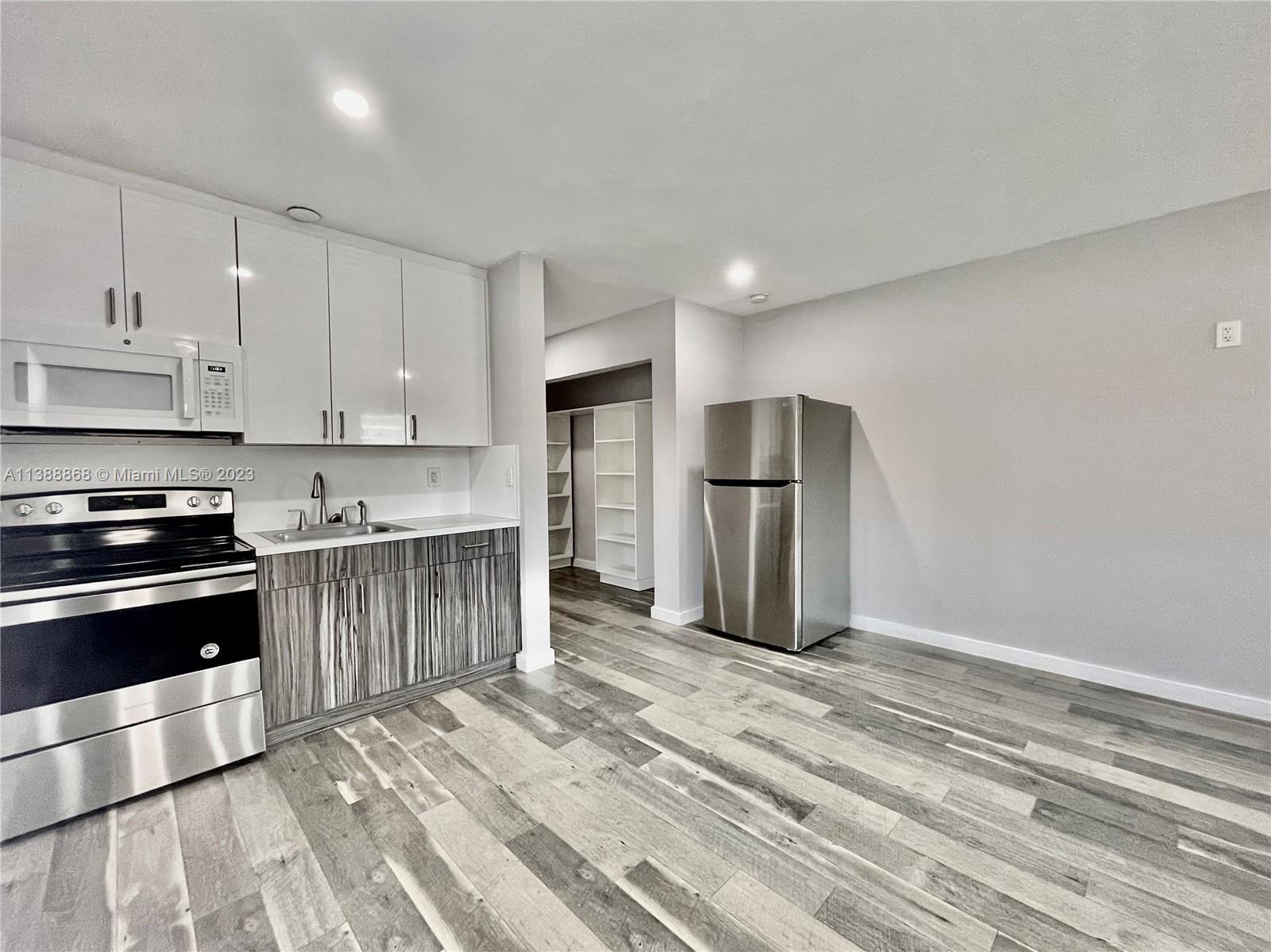 ONLY 1ST & SECURITY TO MOVE IN!!!!! STEPS TO THE BEACH! Charming STUDIO apartment for rent at 906 N Riverside Dr #3! Enjoy the convenience of living in a highly desirable area with easy access to shops, restaurants, and entertainment. This unit features ample living space, a full kitchen FEATURING TOP OF THE LINE APPLIANCES + MODERN KITCHEN + OPEN CONCEPT, WITH A RECENTLY RENOVATED STATE OF THE ART BATHROOM!. Don't miss out on this great opportunity to make this lovely apartment your new home! Contact us today to schedule a viewing. FAST APPROVAL! EASY MOVE IN! NO HEADACHES! APPLY TODAY! WILL NOT LAST!