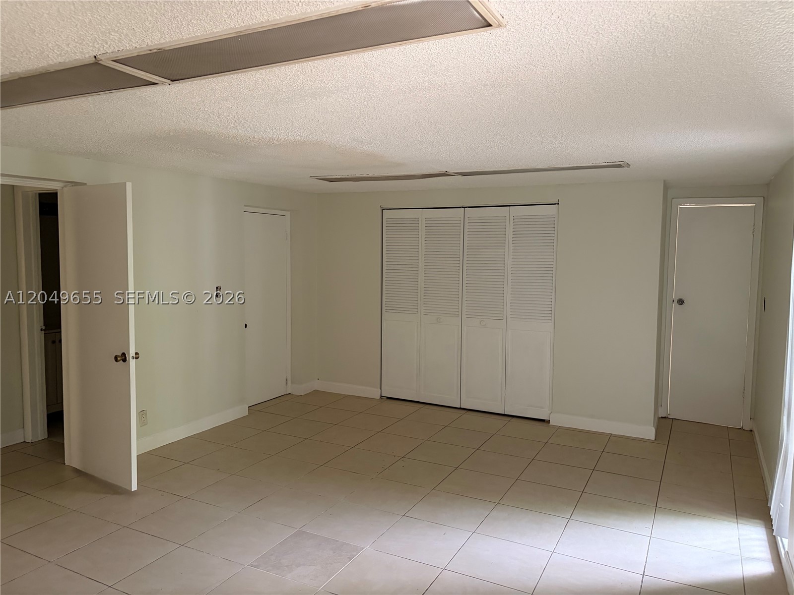 HOLLYWOOD COUNTRY ESTATES - Residential Lease