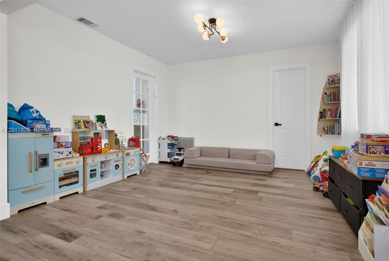 HOLLYWOOD LAKES SECTION - Residential
