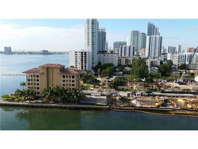 AMAZING UNIT IN MOON BAY CONDOMINIUM. GREAT PENTHOUSE WITH BEST QUALITY BLINDS! Freshly painted with beautiful views of the bay and city. Boutique building with terrace, pool, gym, and covered parking. DO NOT MISS THIS OPPORTUNITY. AVAILABLE FOR SHOWINGS ON WEDNESDAY 15TH.