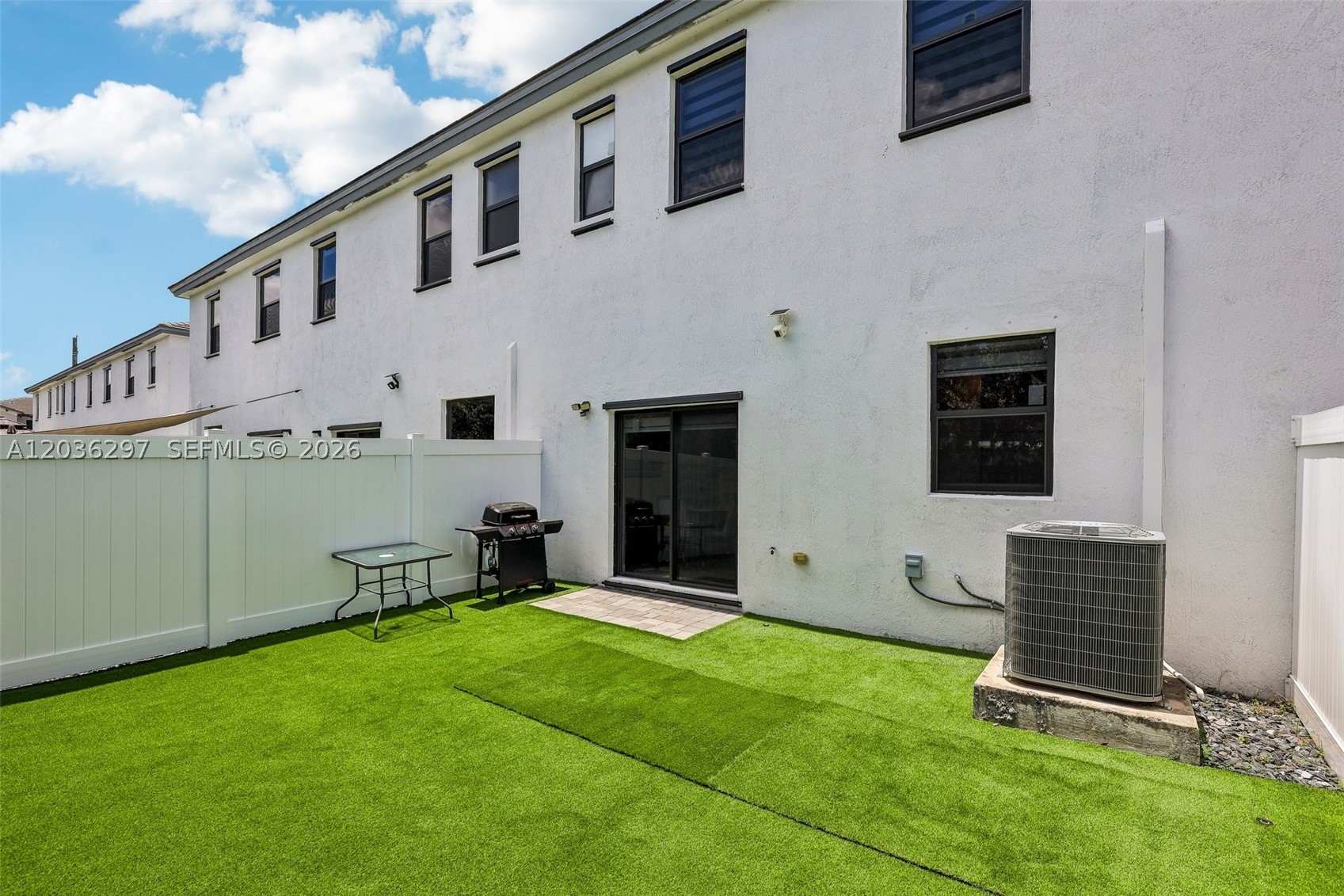 VISTA LAGO - Residential