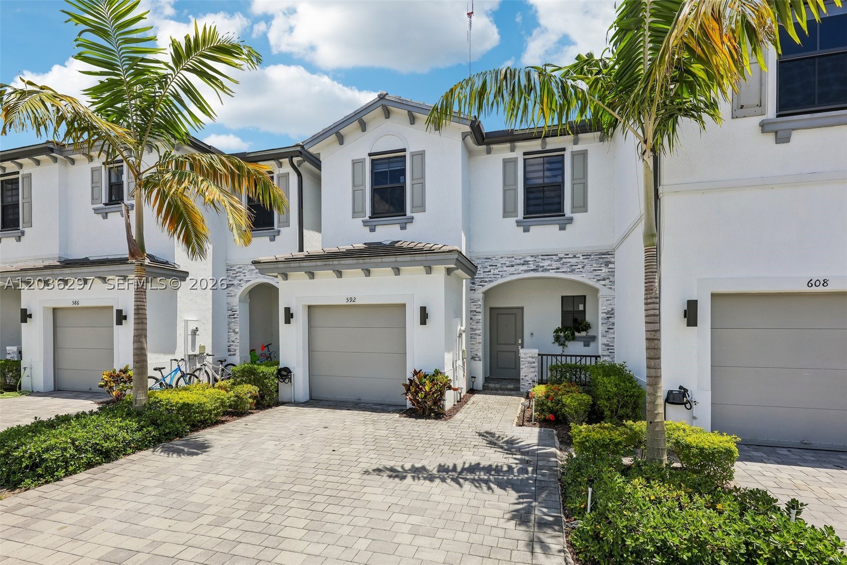 VISTA LAGO - Residential