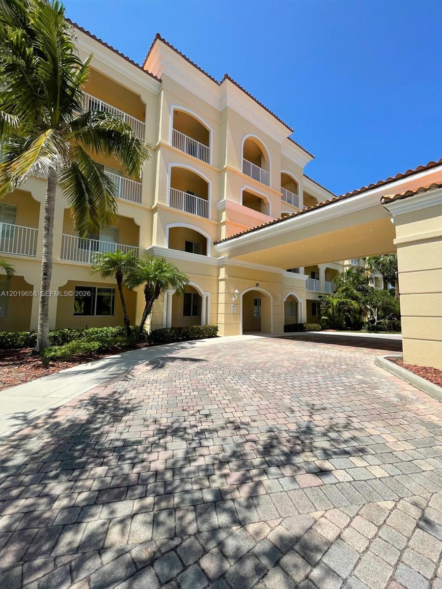Beautiful 2 beds 2 bats + Dent Second floor CORNER UNIT turn key ready; walking distance from the BEACH; shopping Plaza; Restaurants; Banks; Bars and family entertainments; Marinas; etc. Don't miss out, call or request a showing TODAY!!!!!