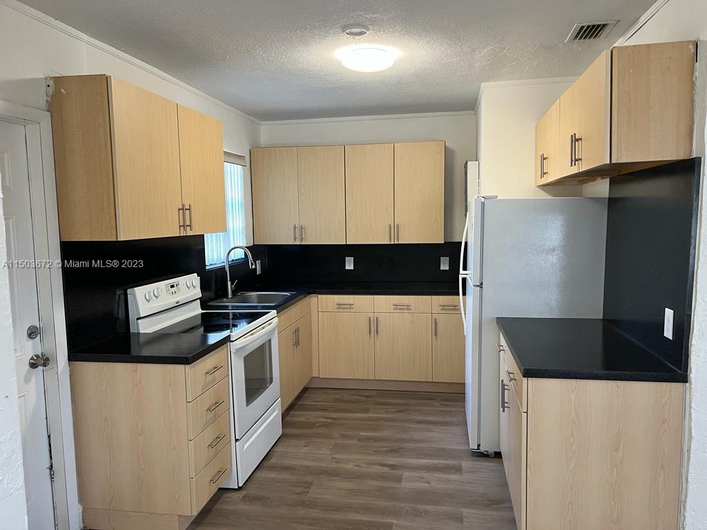 LAUDERDALE MANORS AMD PLA - Residential Lease