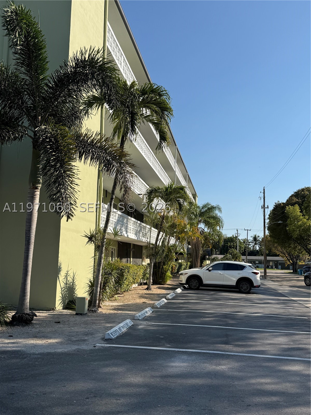 SANTA MONICA CONDOMINIUM - Residential