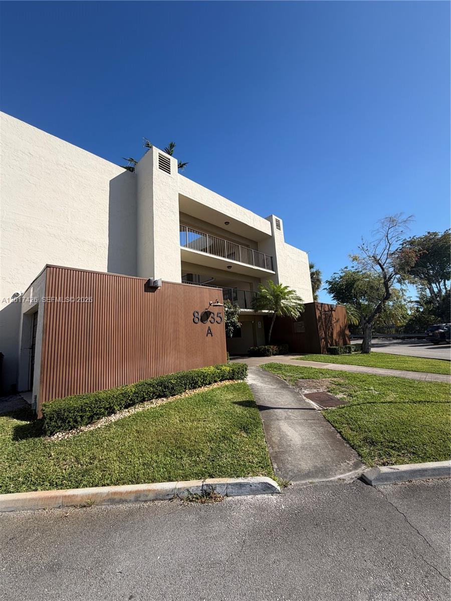Priced to sell. This is an excellent opportunity to move into the coveted Horizon’s East community.  This inviting 2-bedroom, 2-bathroom offers a spacious and bright layout ideal for everyday living and entertaining. Updated kitchen and primary bathroom. Excellent corner unit for added privacy. Residents enjoy access to desirable amenities such as a swimming pool, gym, clubhouse, secure entry, and tennis courts. This is a prime location, found in a desirable area with easy access to shopping, dining, parks, transportation, and more. HOA is $696 per month.