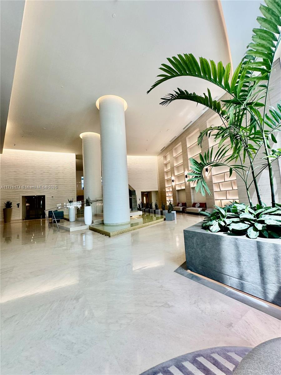 TRUMP ROYALE CONDO - Residential Lease