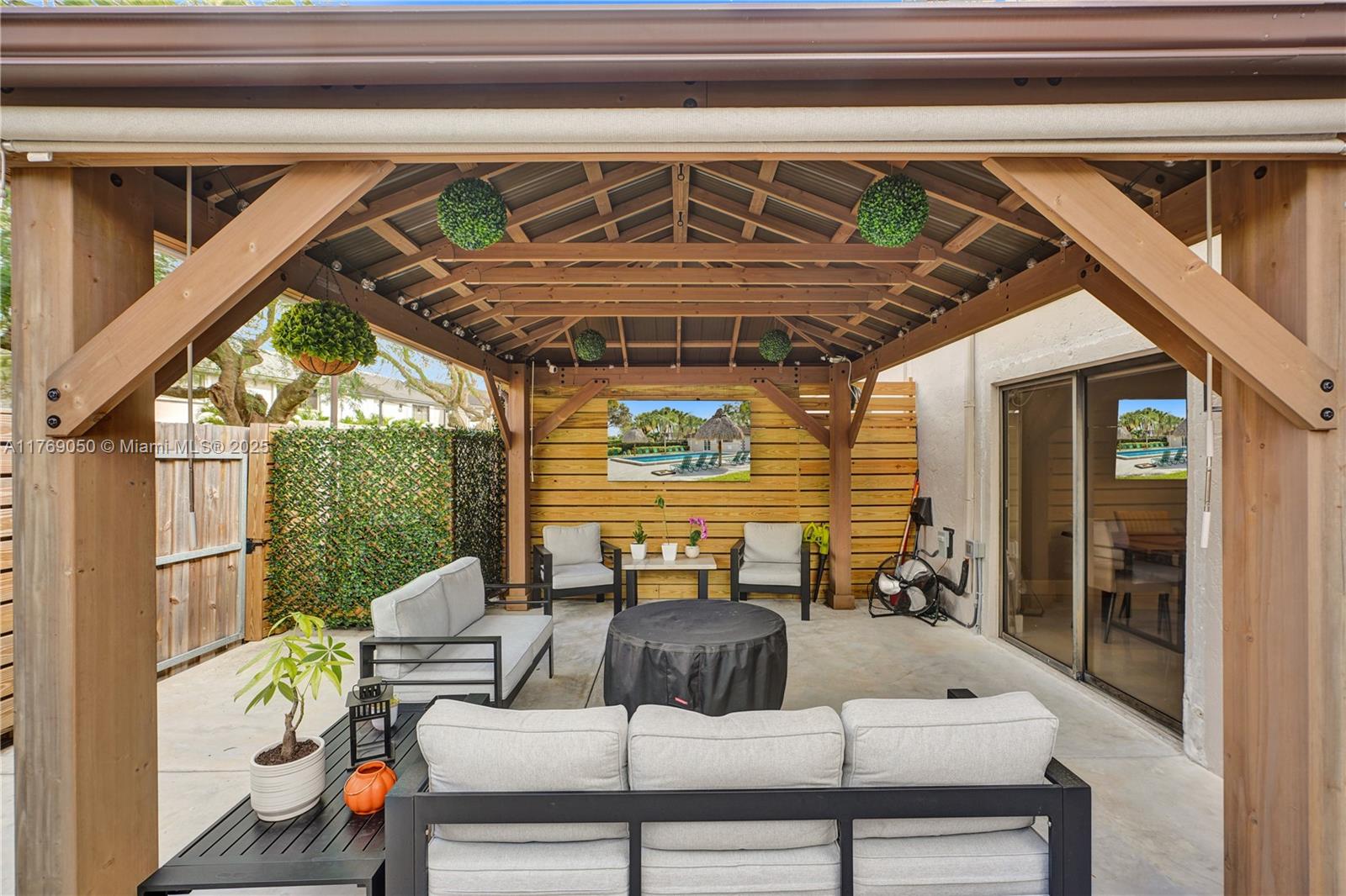 LA MAISON AT THE HAMMOCKS - Residential