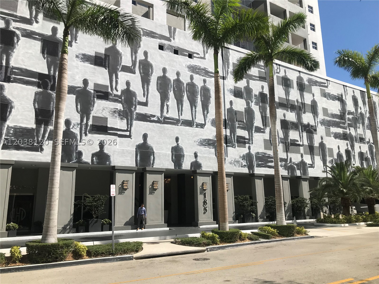 Beautiful 1-bedroom, 1-bath residence. Located in a well-maintained building offering excellent amenities, including a swimming pool, social room, concierge service, barbecue area, and valet parking.
Ideally situated in the heart of Brickell, just steps away from banks, fine dining, shopping, entertainment, and public transportation. Enjoy the convenience of urban living in one of Miami’s most desirable neighborhoods.