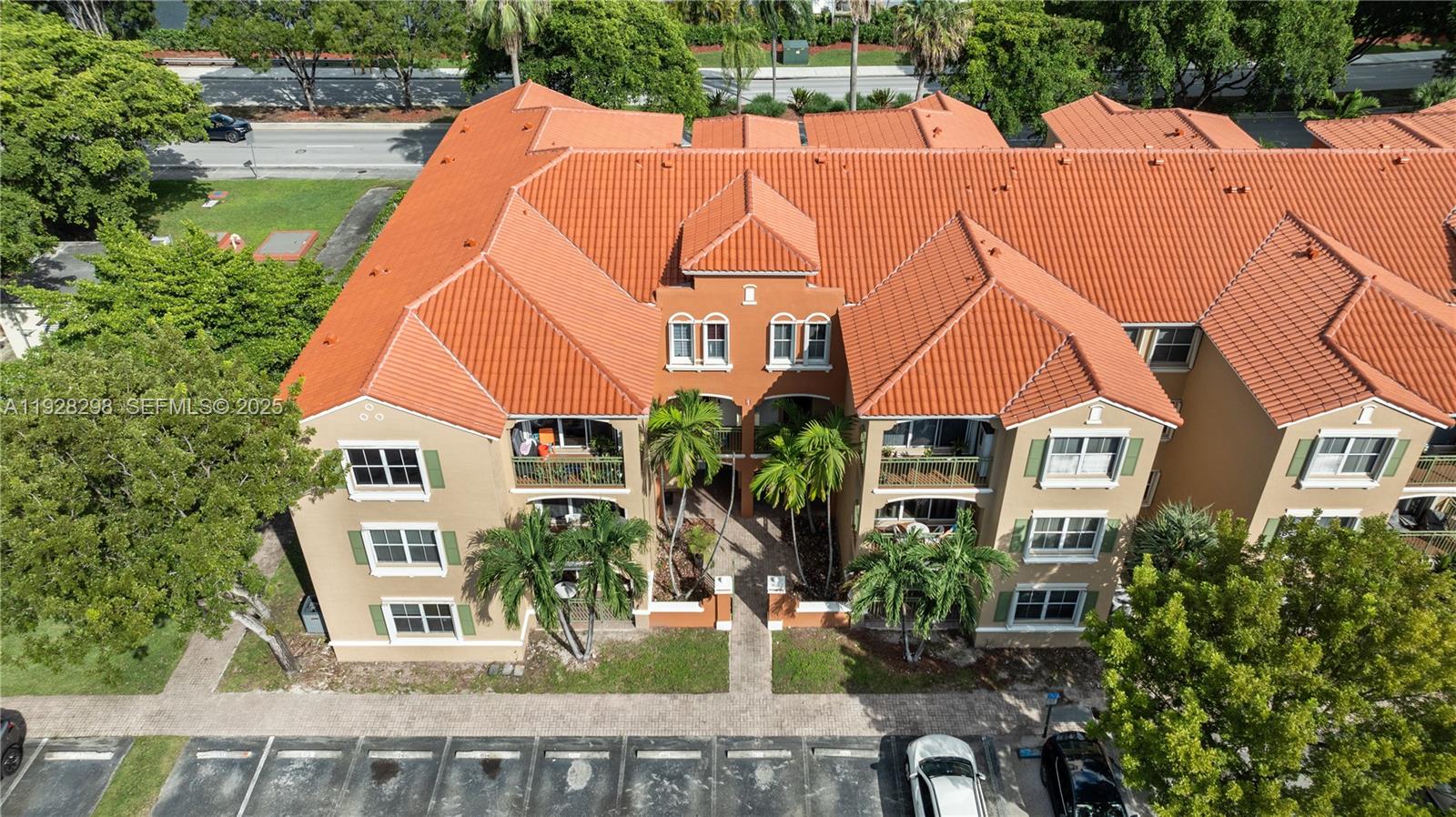 THE COURTS AT DORAL ISLES - Residential