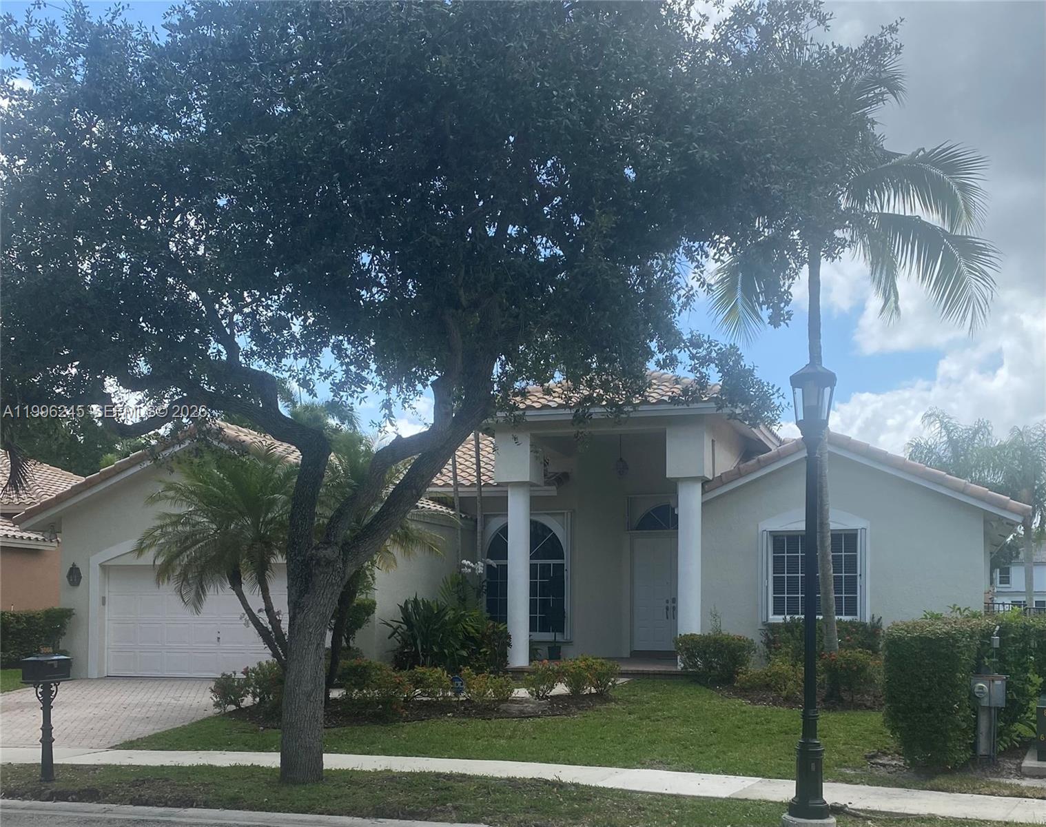 Beautiful home in the prestigious Weston Hills Country Club. Amazing lake view, pool, fence. Split bedroom floor plan 5 bedrooms 3 full bathrooms. Tile floor and wood floors in bedrooms. Kitchen with granite counter tops stainless steel appliances, large laundry room and hurricane accordian shutters 


PROPERTY IS TENANT OCCUPIED 24 HOUR NOTICE REQUIRED LISTING AGENT NEEDS TO BE PRESENT