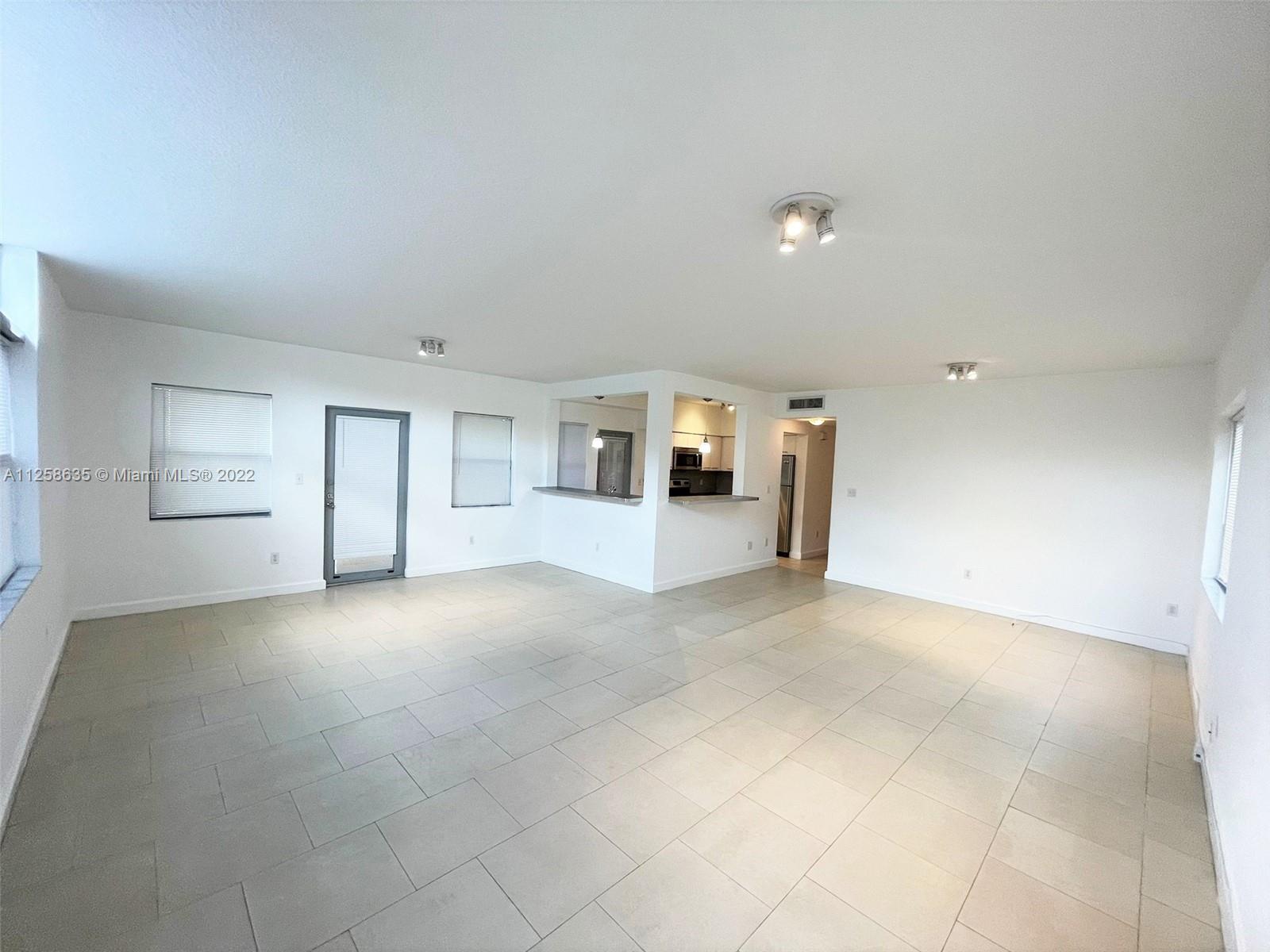 BEAUTIFUL 2 BEDROOM 2 BATH IN MIAMI BEACH. WASHER AND DRYER IN UNIT. WITHIN WALKING DISTANCE TO BISCAYNE BAY, SHOPS AND RESTAURANTS.