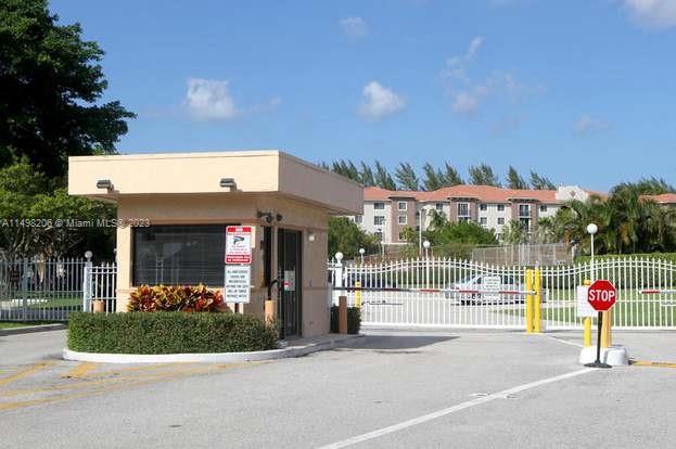 INVESTORS DREAM.  SUPERB VERY SPACIOUS 1 BEDROOM APARTMENT LOCATED IN A BEAUTIFUL AND PEACEFUL NEIGHBORHOOD. 
CLOSE TO WEST PALM BEACH AIRPORT, CITY PLACE, BEACHES AND MALLS. NUMEROUS AMENITIES: POOL, TENNIS COURT AND AMPLE PARKING SPACES. THE AMENITIES INCLUDE OLYMPIC SIZE POOL, BILLIARDS, SAUNA, WORK OUT EQUIPMENT, HUGE CLUBHOUSE AND BARBECUE AREA. LAUNDRY ROOMS RIGHT NEXT TO THE ELEVADOR. GATED COMMUNITY CONDOMINIUM NEXT TO A BEAUTIFUL LAKE. TILE FLOORS IN THE ENTIRE APARTMENT. BEAUTIFUL KITCHEN WITH STAINLESS STEEL APPLIANCES. EASY TO SHOW!!!!!