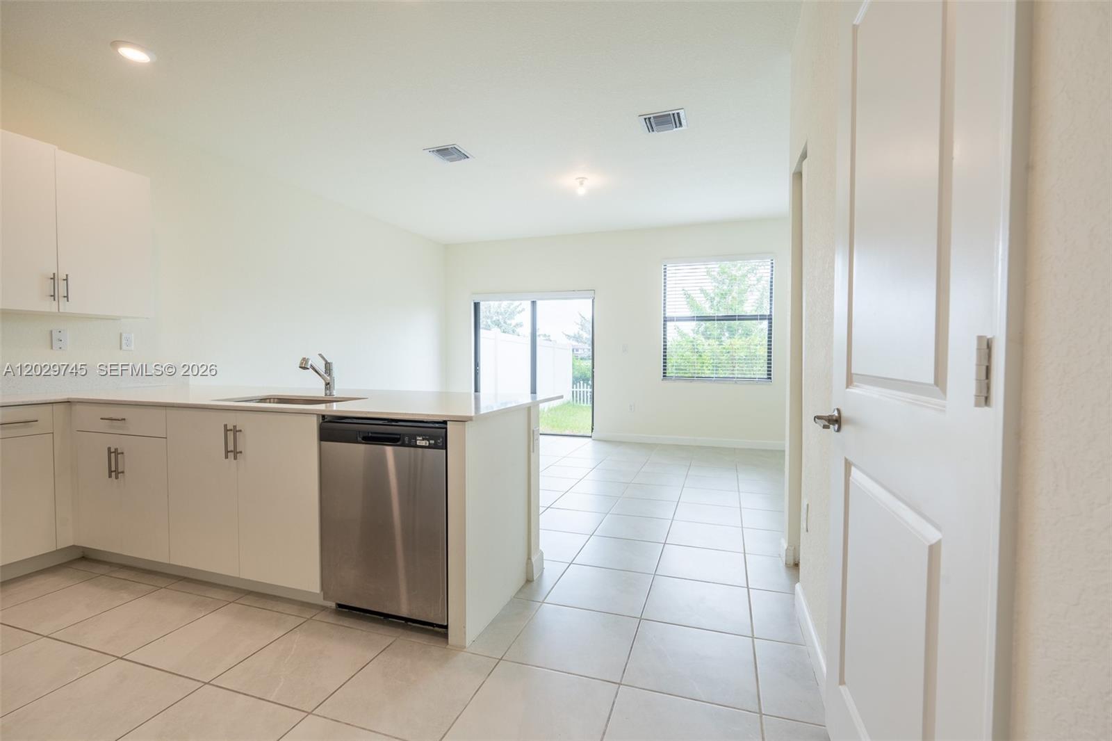 AQUABELLA NORTH - Residential Lease