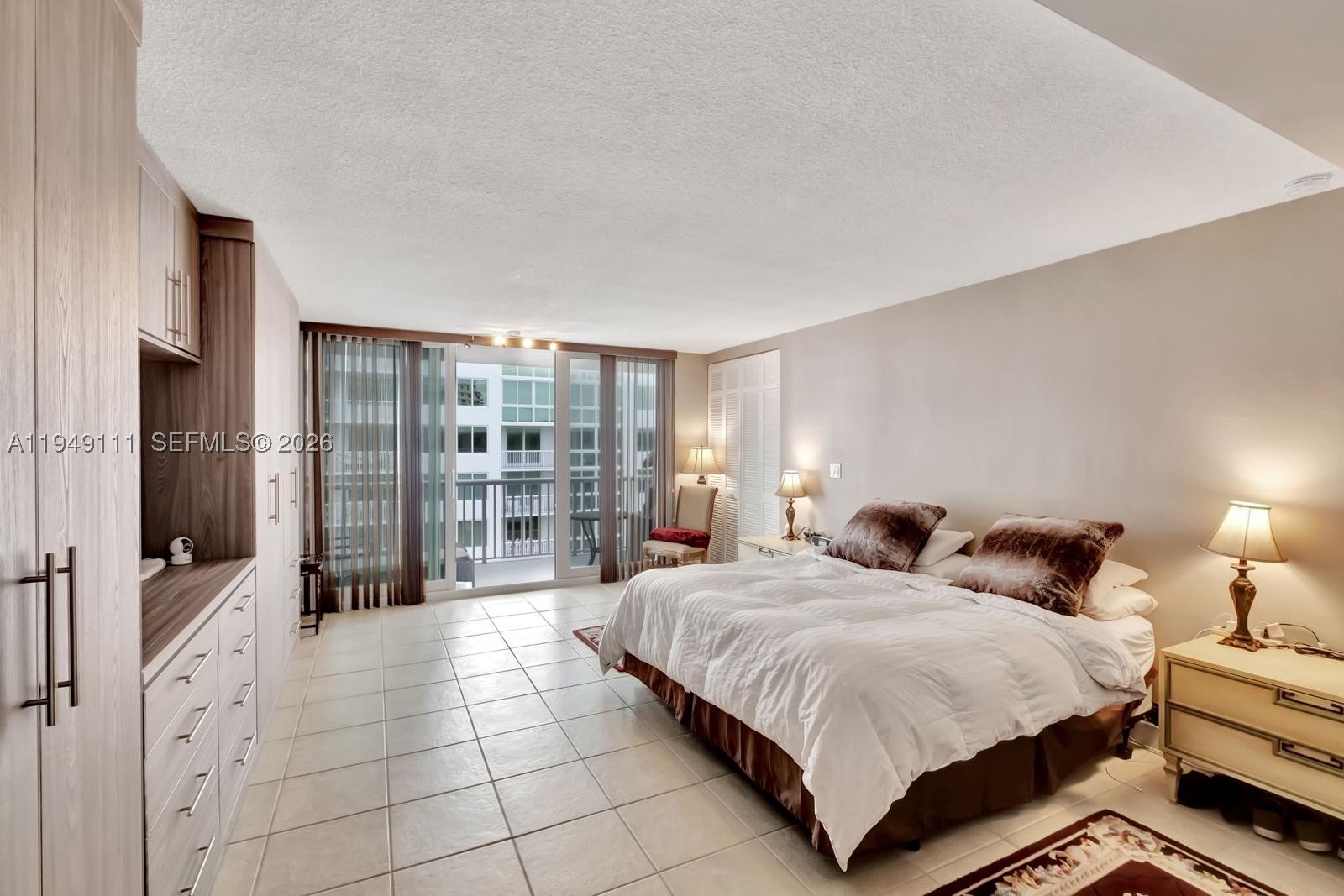 THE CARRIAGE HOUSE CONDO - Residential