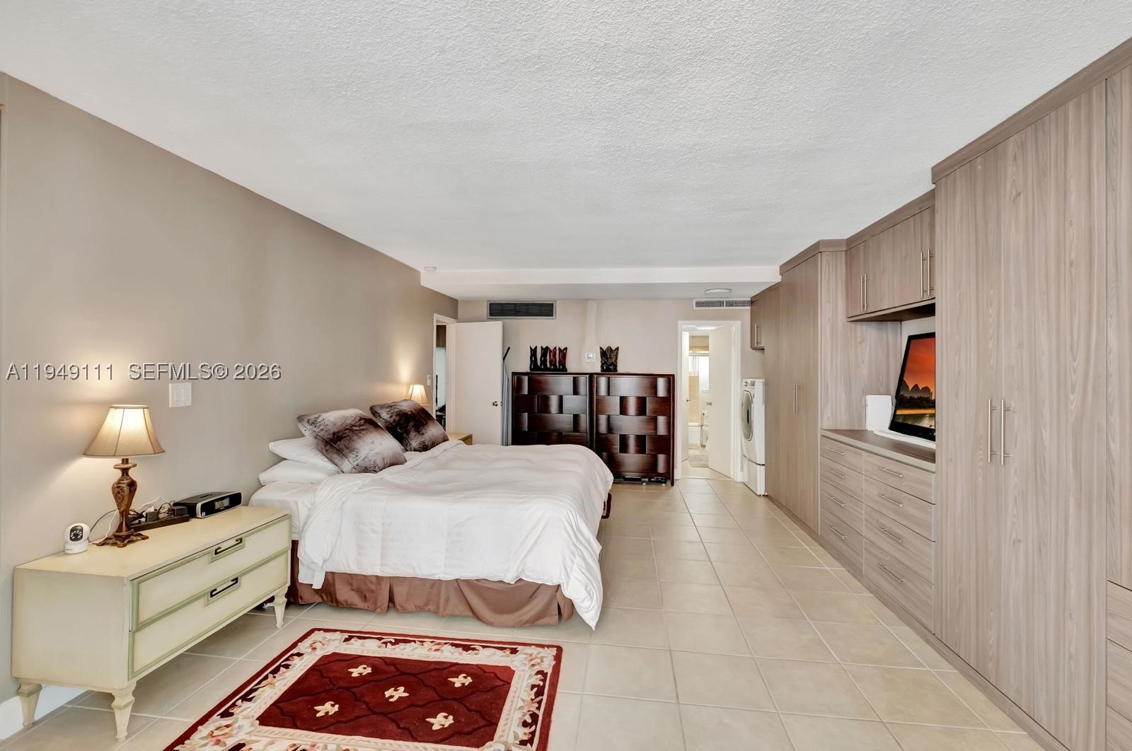 THE CARRIAGE HOUSE CONDO - Residential