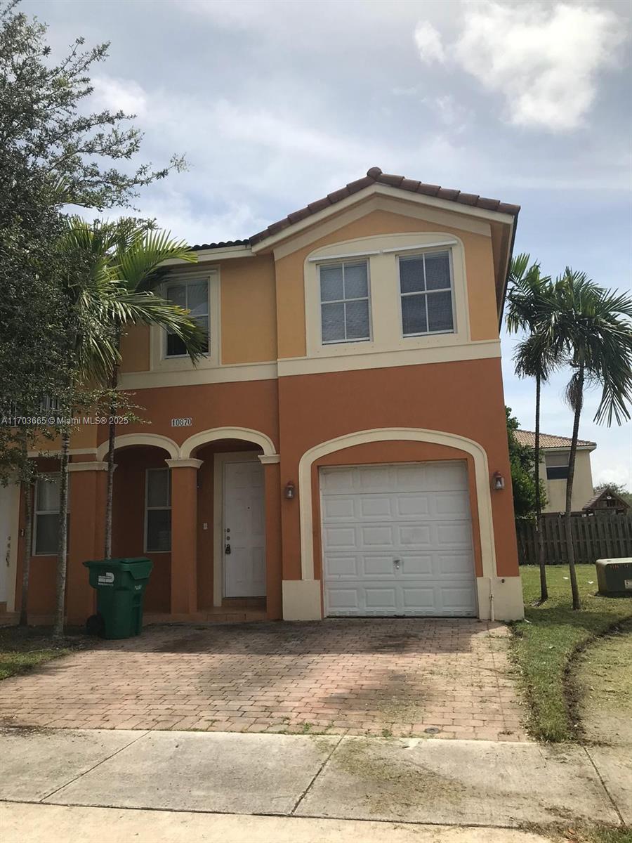 Comfortable, bright and spacious house with 4 bedroom, 2.5-bathroom townhome in the heart of Homestead. this property is very convenient close to Walgreens, Publix, Family Dollar and Shopping Center.
The current tenant will be there until December 31 2024.