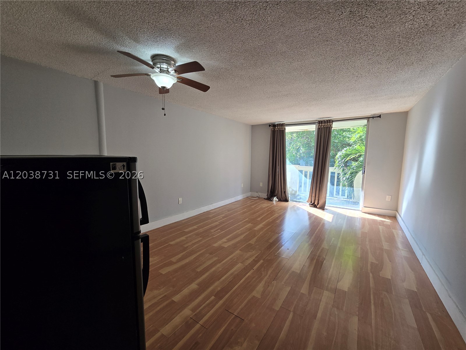 STUDIO UNIT, WOOD FLOORING, WALK-IN CLOSET & OPEN BALCONY. LOCATED IN BAYVIEW PALMS CONDO, A MAINTAINED COMMUNITY WHICH OFFERS SWIMMING POOL, LAUNDRY FACILITIES, OFF-STREET PARKING AND ELEVATORS. FIRST MONTH'S RENT + 1 MONTH DEPOSIT REQUIRED FOR ENTRY. WATER INCLUDED WITH RENT.