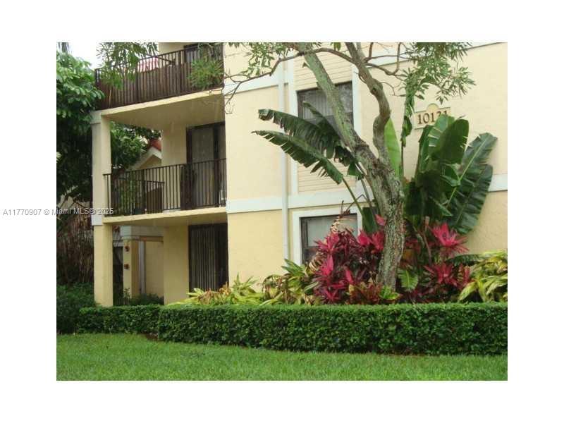 Beautiful one bedroom one bath unit in the heart of Plantation. Grand Marquis is a gated community with easy access to mayor intersections and highways. Unit features tile floors, brans new remodeled kitchen cabinets, stainless steel appliances, washer and dryer inside unit, community pool, tennis, exercise room and much more. Easy to show! *Association requires 640 minimun credit score* easy to show!