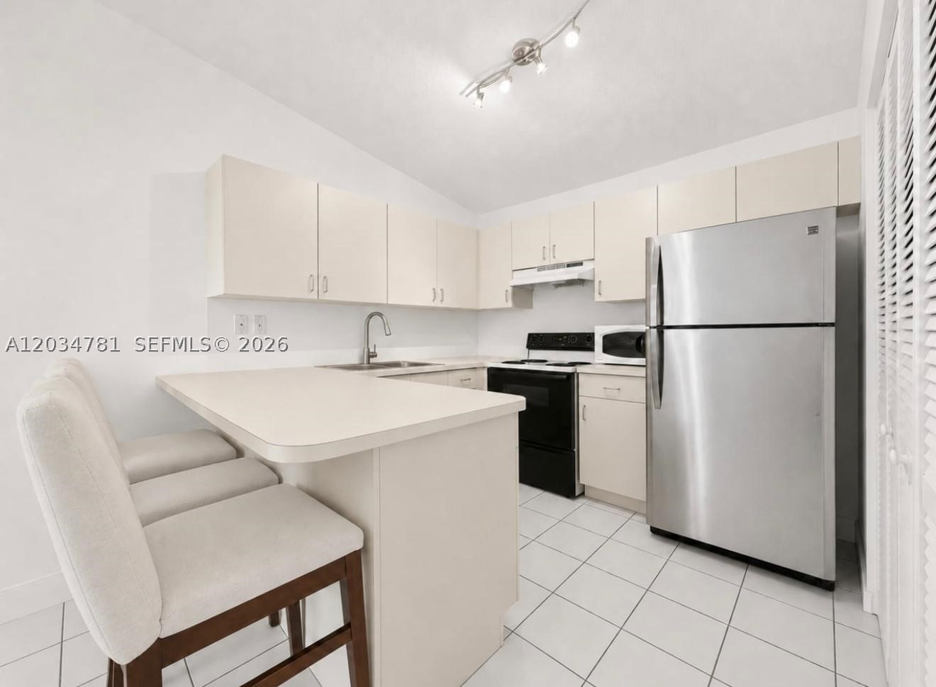 POINT LAKE CONDO VII - Residential