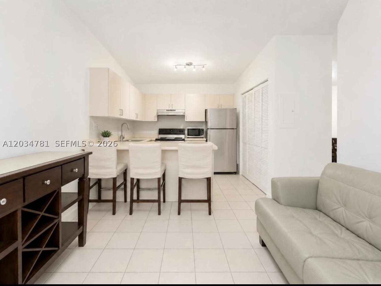 POINT LAKE CONDO VII - Residential