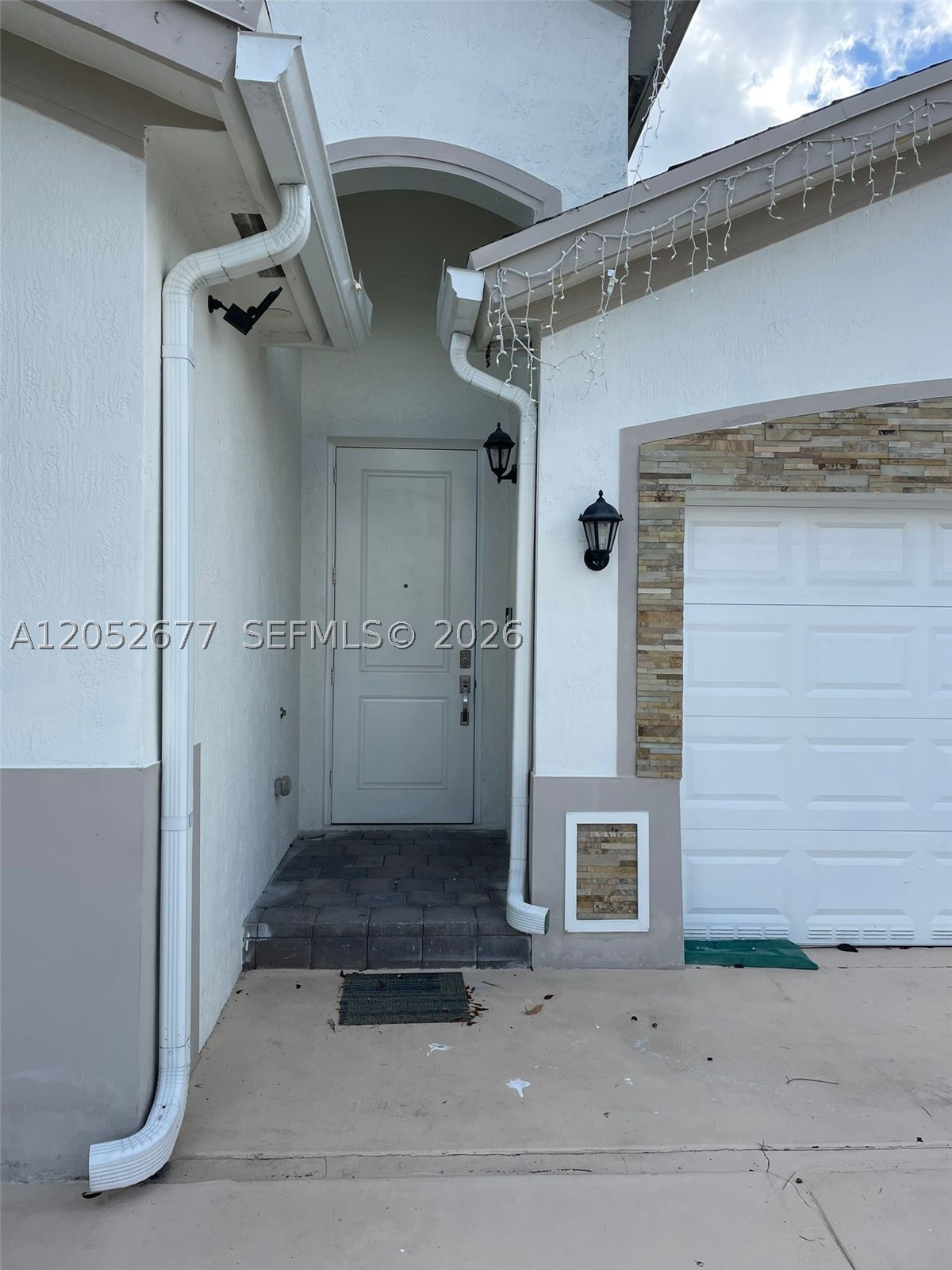 Excellent 2-bedroom, 1-bathroom apartment located in a desirable area of Homestead. This well-maintained unit features a refrigerator, microwave, and countertop cooktop for added convenience. Rent includes water, electricity, internet, and two or more assigned parking space. Conveniently located near shopping, dining, schools, and major roadways, this apartment offers comfortable living in a welcoming neighborhood. Contact the listing agent for more information or to schedule a showing.!!!!