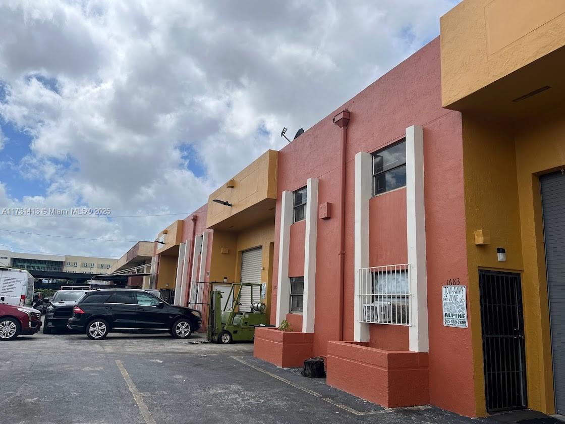 1350 sq.ft. warehouse with 3 parking spaces, 22 ft. ceilings, concrete block wall between tenants, twin T roof, an office, a bathroom, separate water and electric meters, only six units in the building, office garbage and taxes included and a great location just off the palmetto near target and Lowes . Passed 40 year certification last year.