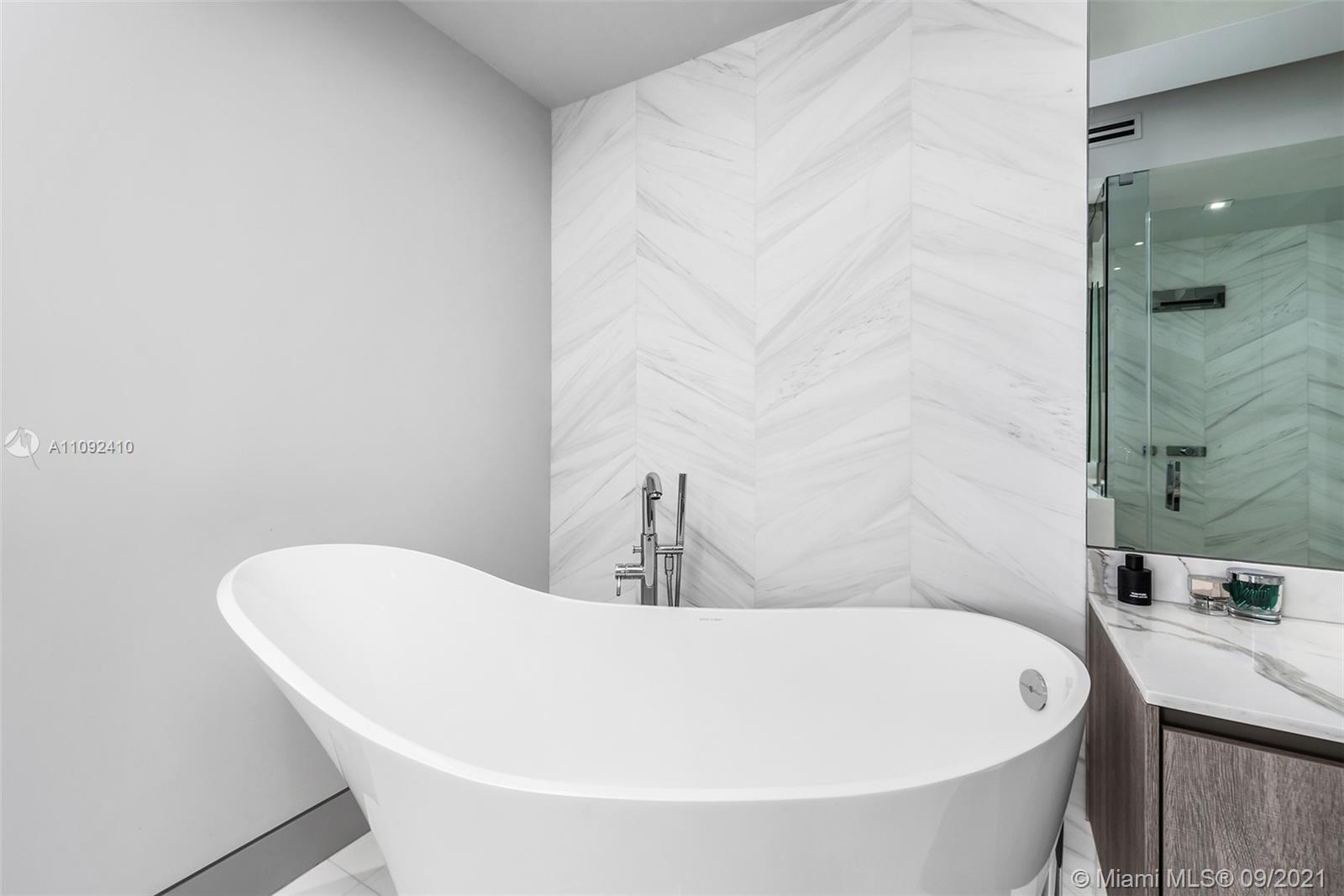 CONTINUUM ON SOUTH BEACH - Residential