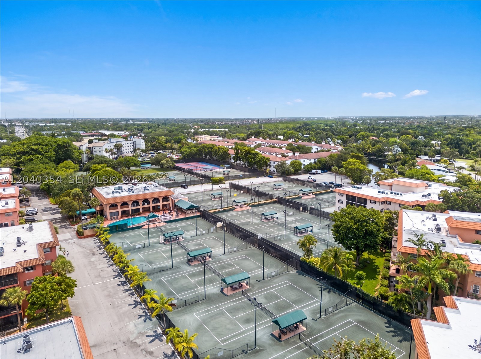 TENNIS CLUB OUTERBRIDGE C - Residential