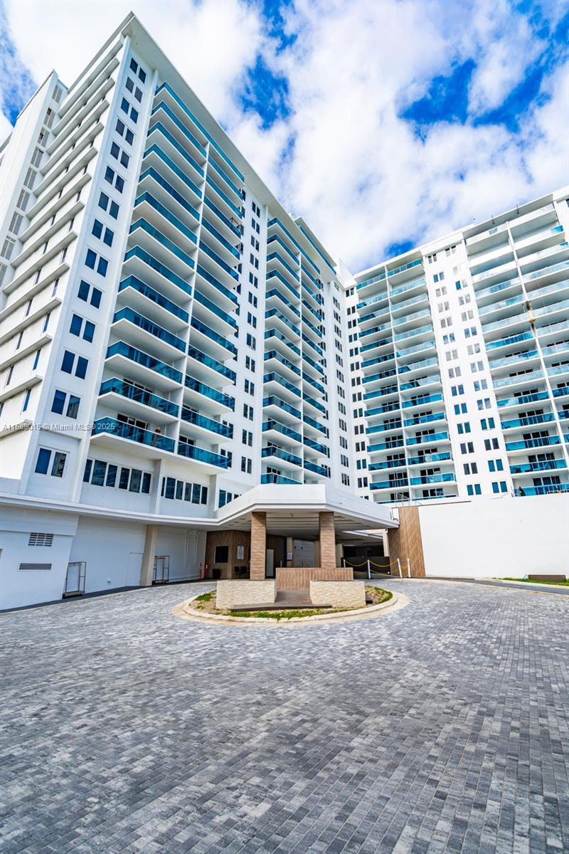 Just Dropped it $95K ... Enjoy a lifestyle resort year around in one of the most desirable location in South th Beach .This is a huge 1 bedroom 1 bath w jacuzzi , granite countertops in kitchen and bath , Italian pocellanato throughout, New a/c unit . 24 Hrs valet and doorman . Entrance ,Lobby , Hallways redone .Sharing amenities with 5 starts 1 Hotel & Residencies . Close to Lincoln Rd ,theater ,museum and more. Investors alert is a short term rental building 30 day + with proper licensing . Easy to show .