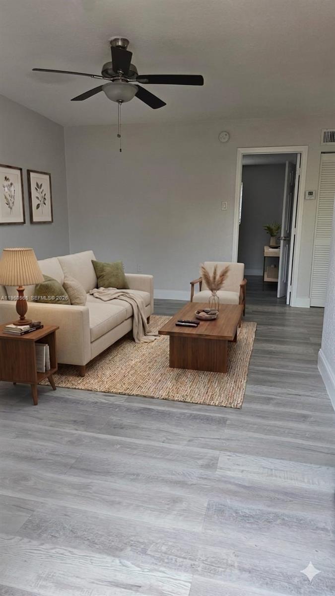 Beautiful 1 bed 1 bath apartment for sale, fully remodeled, spacious and bright. Excellent location close to everything—restaurants, airport, shopping centers, and major highways.