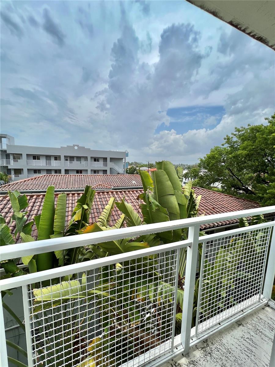 LAS BRISAS OF MIAMI BEACH - Residential