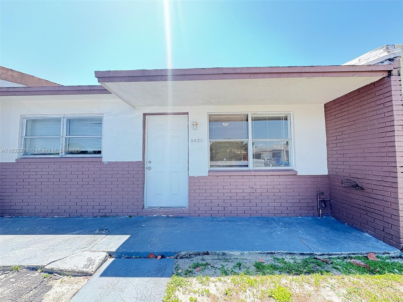 Charming villa for rent in West Park! Features include tile floors, central air conditioning, wood cabinets with granite countertops, stainless steel appliances, and a fenced backyard, as well as a laundry room with a washer and dryer. Centrally located — close to everything! The owner must approve the pet. If a pet is approved, a non-refundable deposit of $300 will be required. Dogs can weigh up to 20 pounds; landlords typically don’t accept dogs weighing more than that. Before moving in, the landlord requires mandatory renter's insurance, a one-month rent payment, and two security deposits.