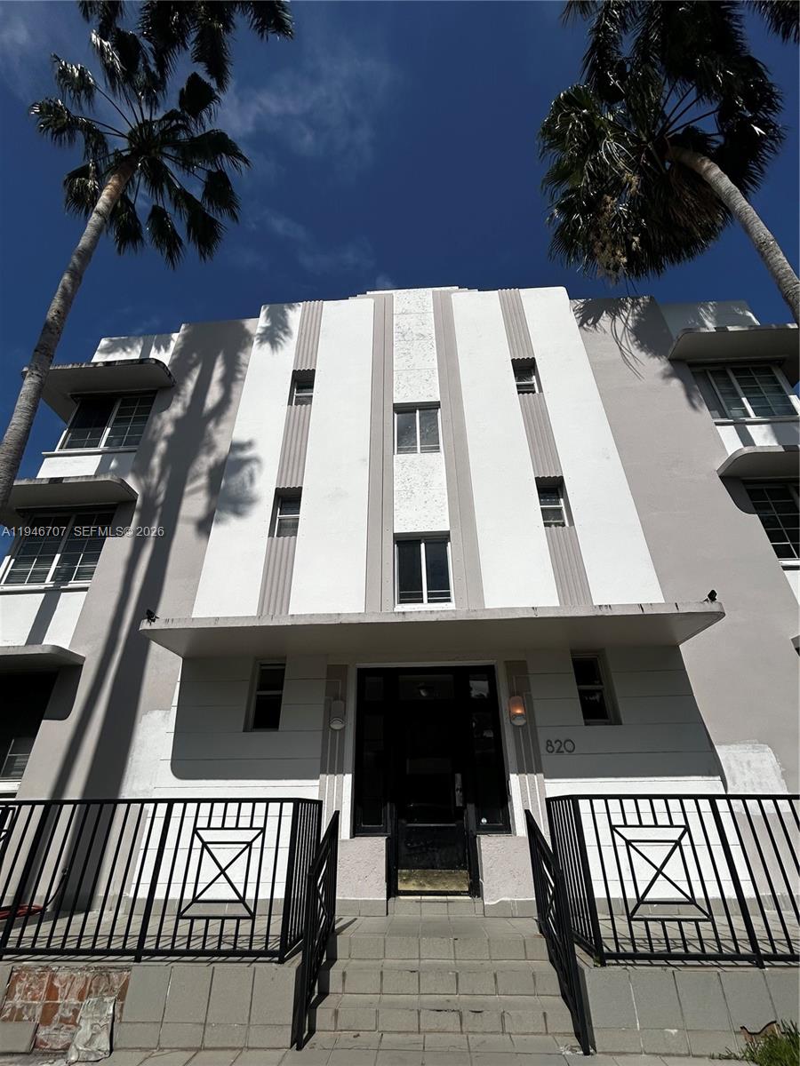 BEAUTIFUL ART DECO STUDIO LOCATED IN SOUTH BEACH MIAMI BEAACH 
GREAT INVESTMENT OPPORTUNITY RENTED FOR $1,550 A MONTH .CLOSED TO FLAMINGO PARK ,THE BEACH , LINCOLN RD . WASHER AND DRYER IN THE BUILDING .
GATED BUILDING AND A BEAUTIFUL LOBBY.
50 YEARS CERTIFICATION COMPLETED.
CALL LISTING AGENT FOR SHOWINGS
